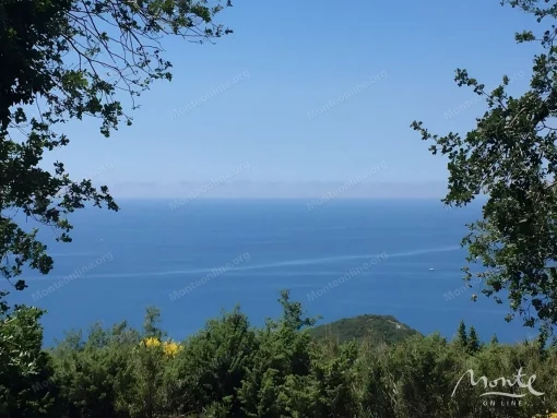 Investment plot for the construction of a house with a swimming pool in, Blizikuce, Montenegro