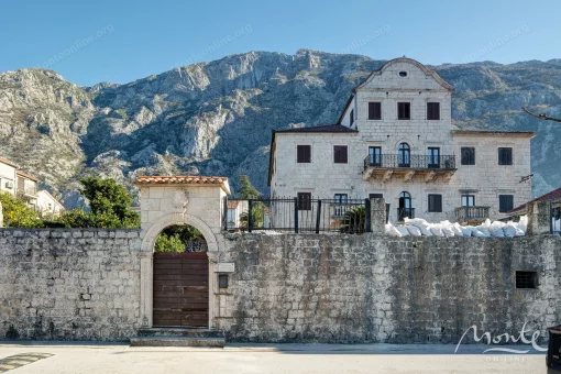House in Dobrota, Kotor Municipality