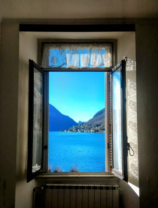 Comfortable apartment opposite the lake with private parking