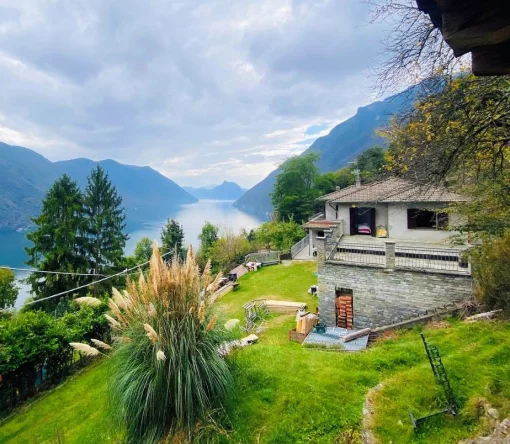 Villa with garden, double garage and panoramic lake view